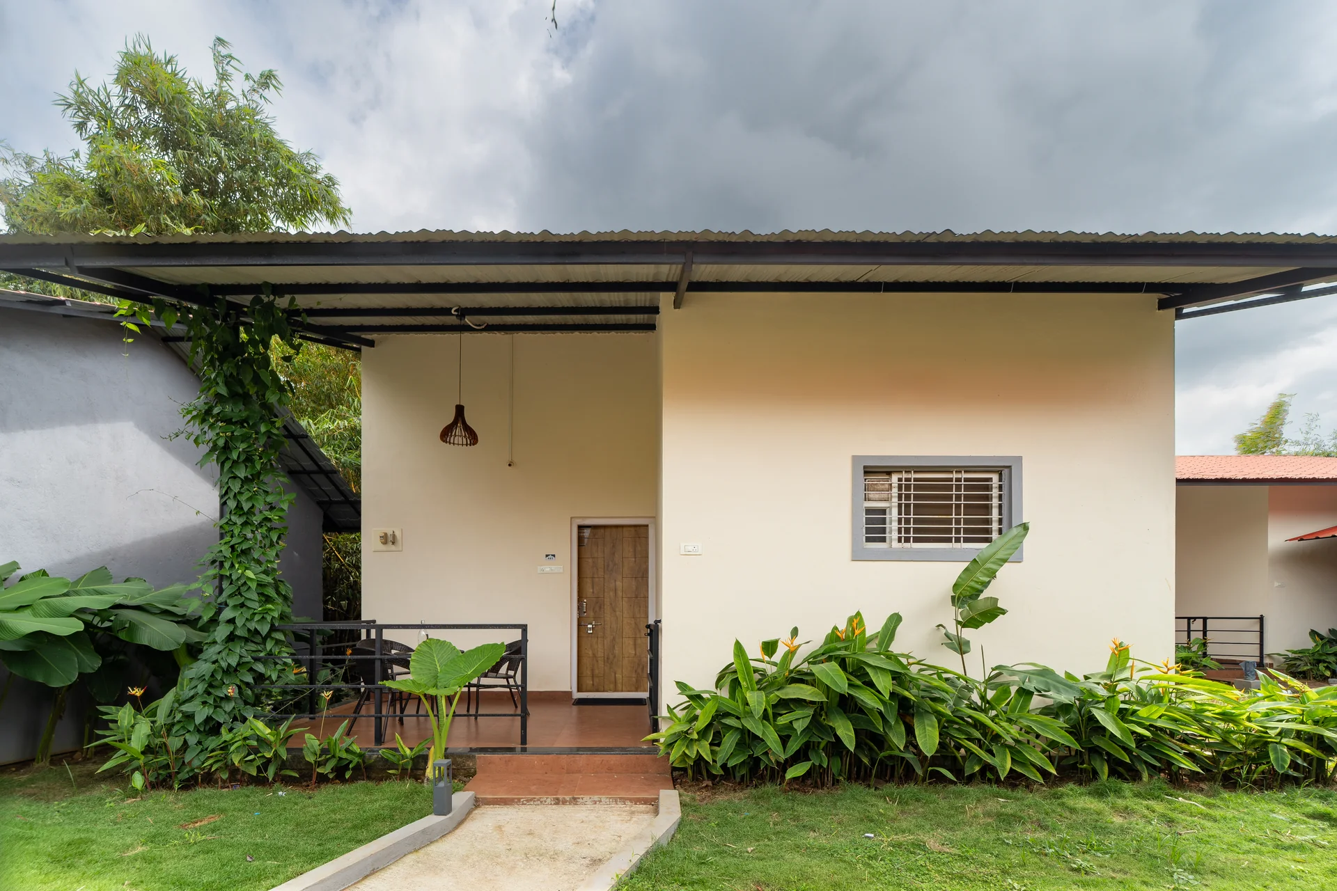 Deluxe Cottage exterior and garden at Nadi Teera, Dandeli